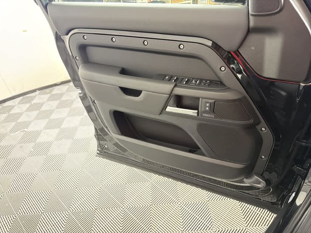New 2026 Santorini Black Metallic Land Rover X-Dynamic SE image 24