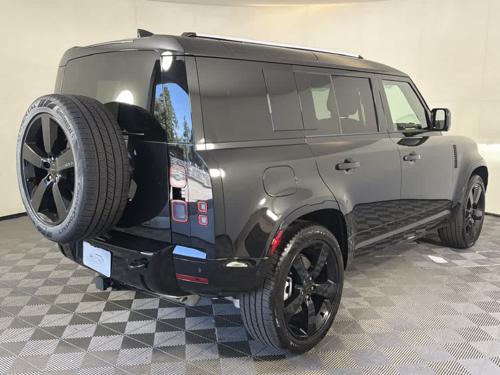 New 2026 Santorini Black Metallic Land Rover X-Dynamic SE image 7