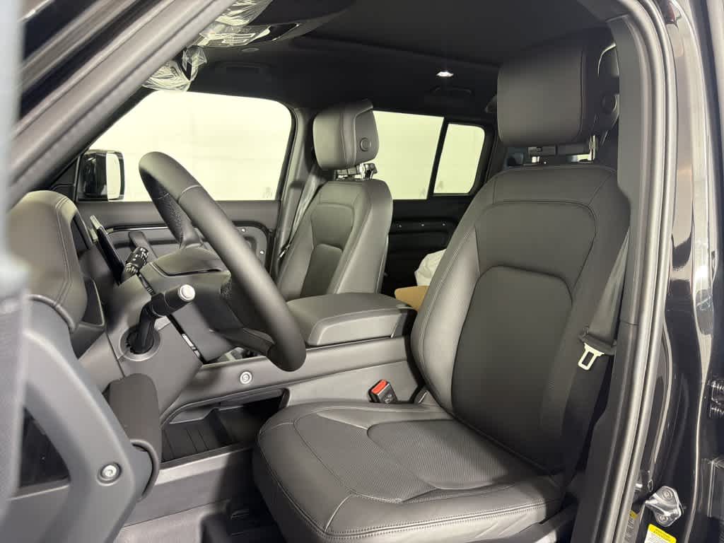 New 2026 Santorini Black Metallic Land Rover X-Dynamic SE image 5