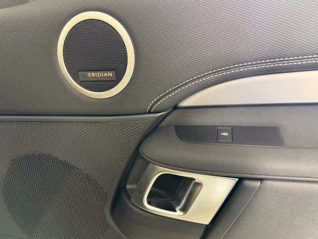 New 2026 Fuji White Land Rover Dynamic SE image 30