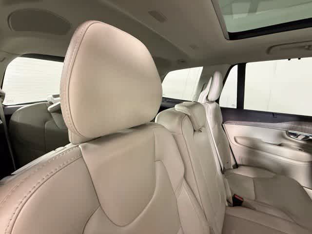 Used 2021  Volvo Inscription image 25