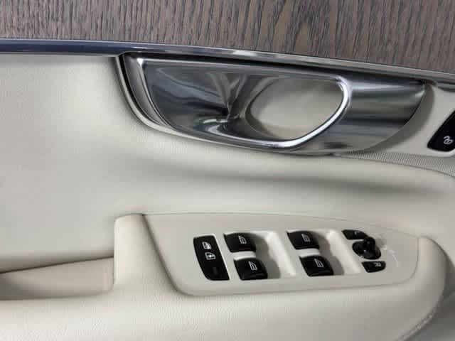 Used 2021  Volvo Inscription image 16
