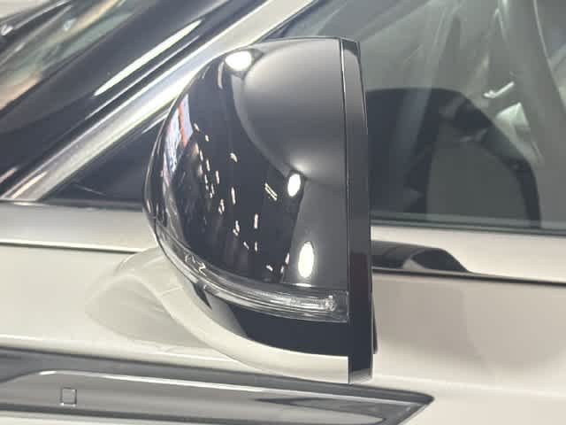 Used 2023 Pristine White Metallic Tri-Coat Lincoln Standard image 26
