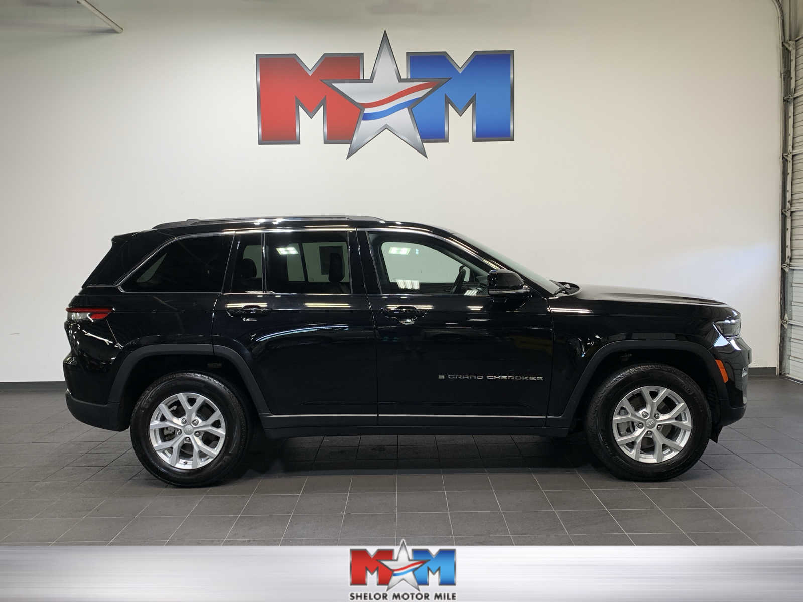 used 2023 Jeep Grand Cherokee car, priced at $38,485