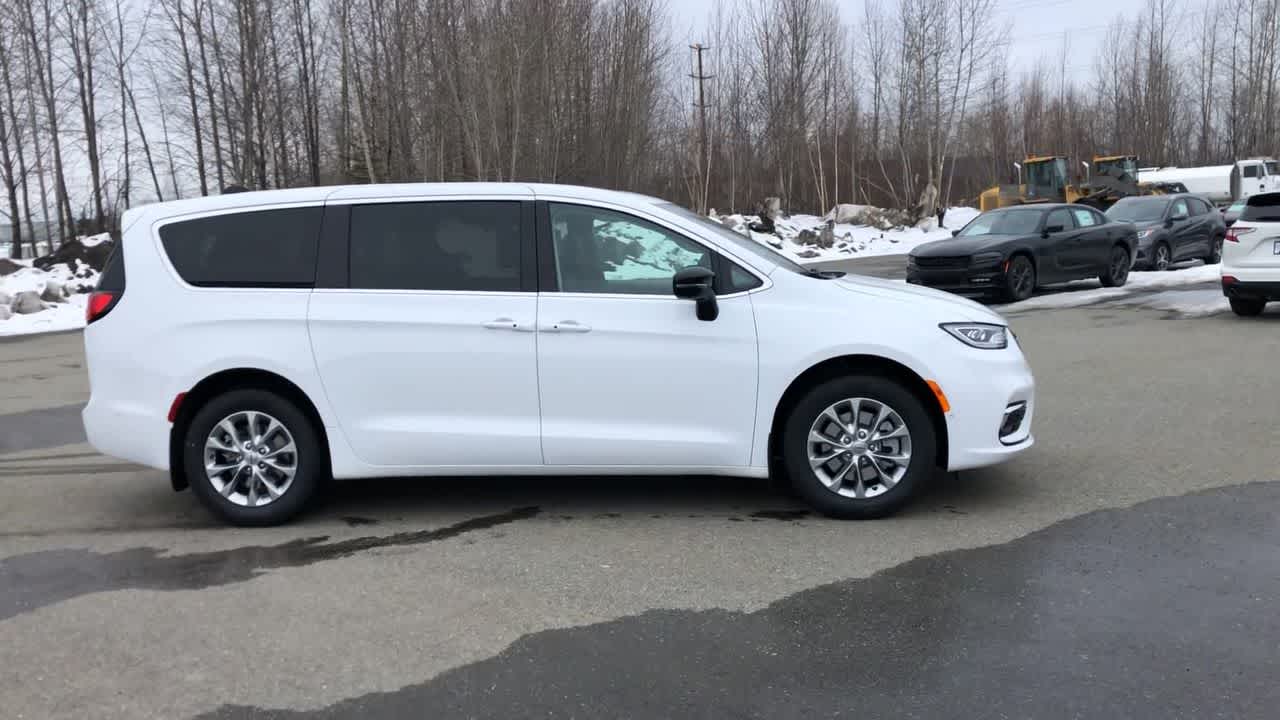 new 2024 Chrysler Pacifica car, priced at $47,324