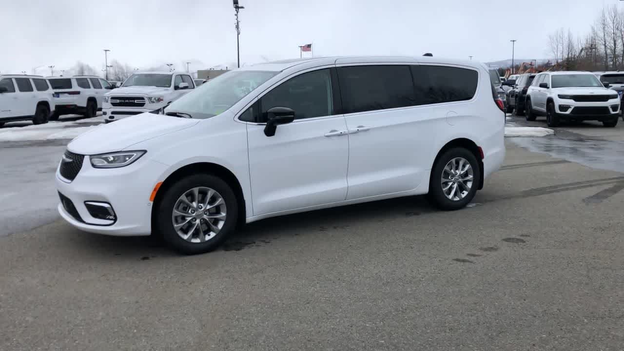 new 2024 Chrysler Pacifica car, priced at $47,324