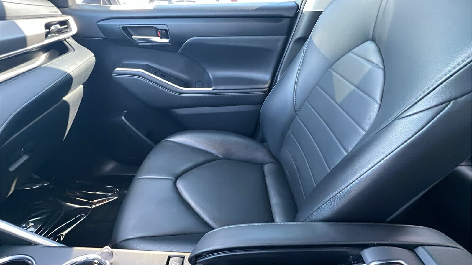 used 2021 Toyota Highlander car, priced at $36,995