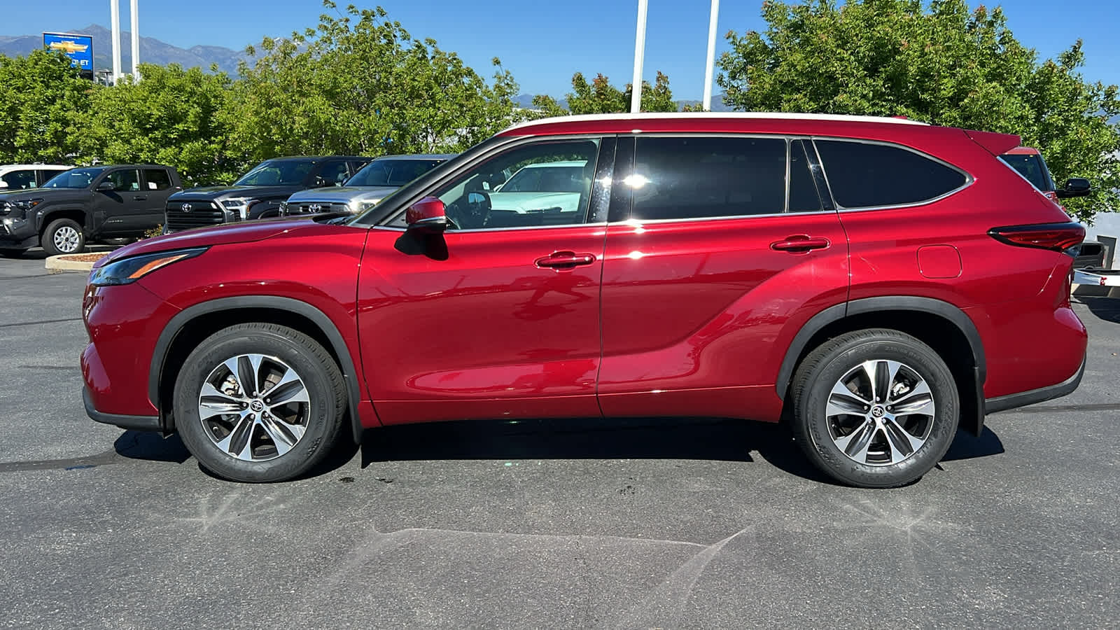 used 2022 Toyota Highlander car, priced at $39,995