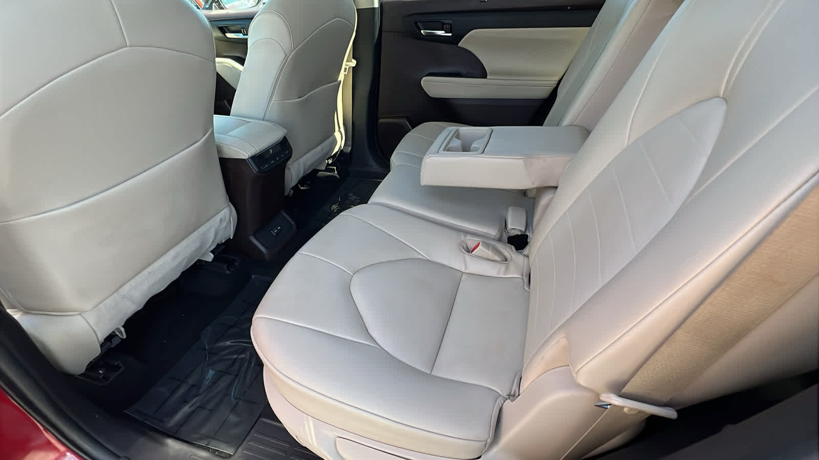used 2022 Toyota Highlander car, priced at $39,995