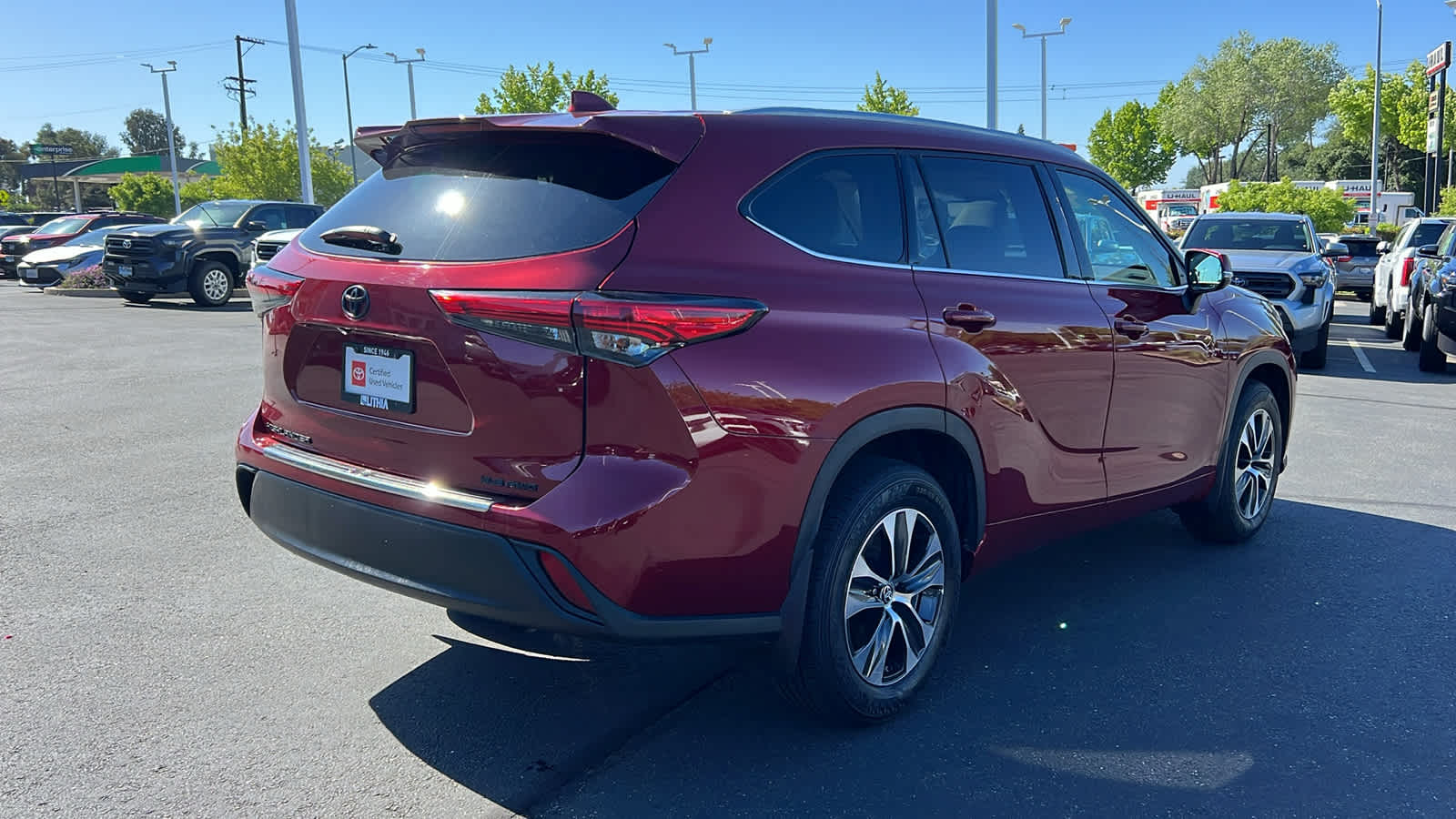 used 2022 Toyota Highlander car, priced at $39,995