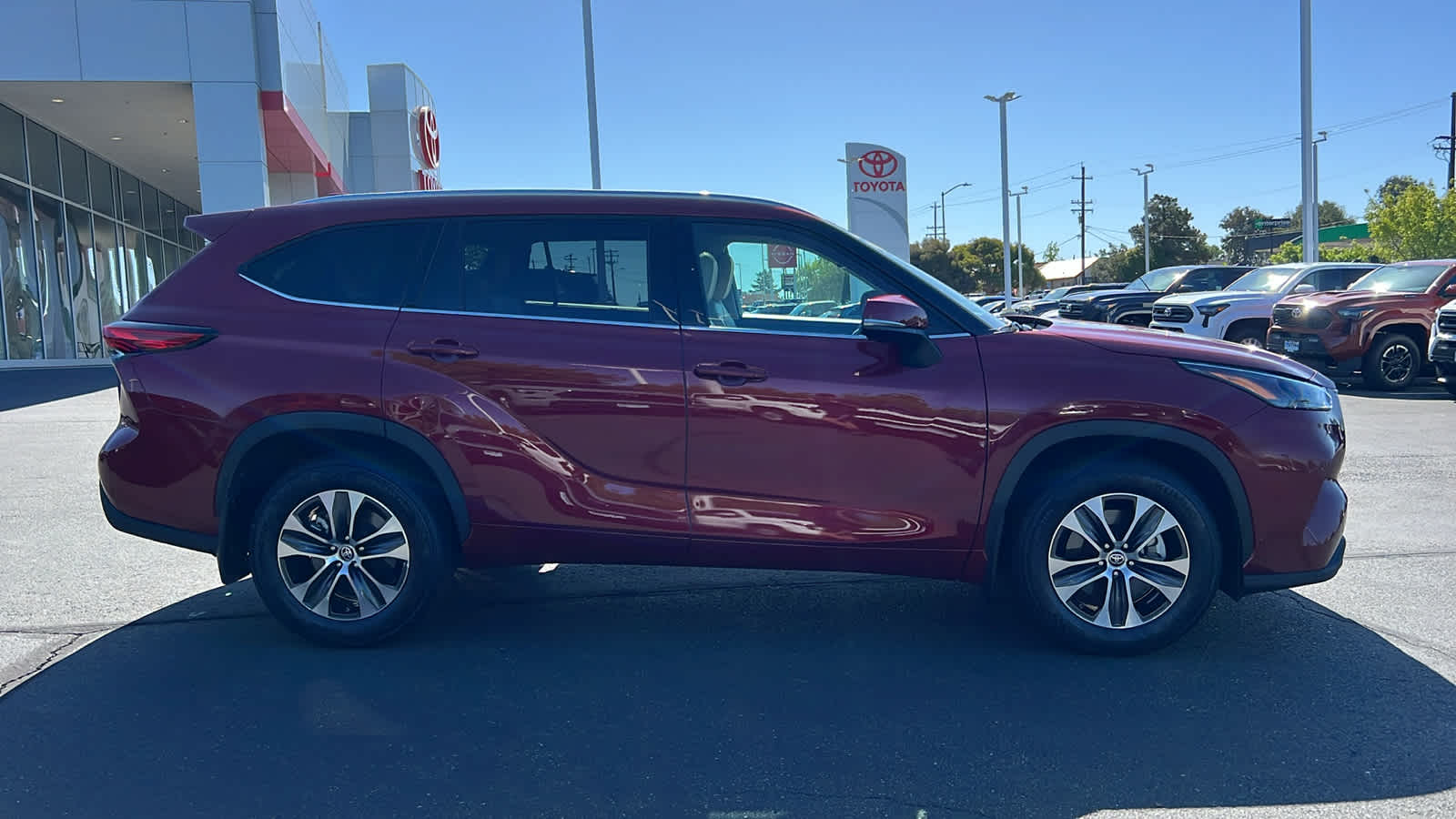 used 2022 Toyota Highlander car, priced at $39,995