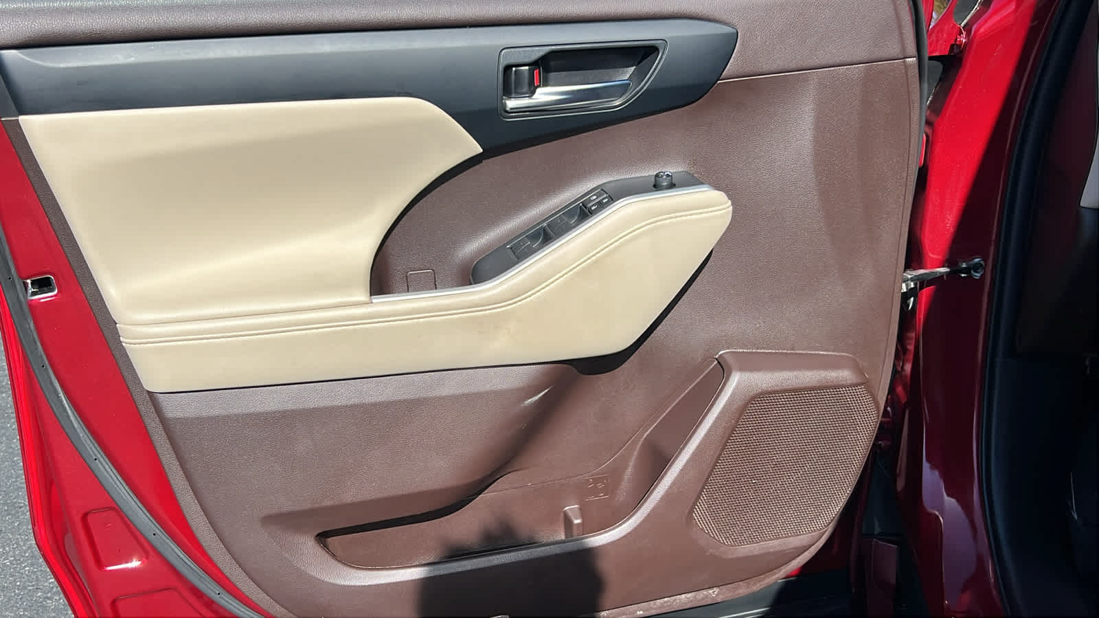 used 2022 Toyota Highlander car, priced at $39,995