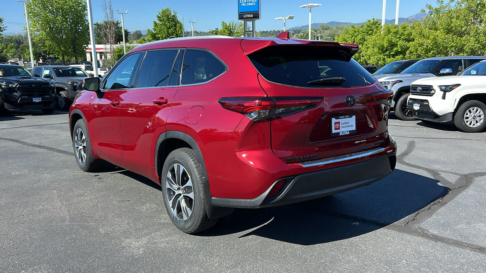 used 2022 Toyota Highlander car, priced at $39,995