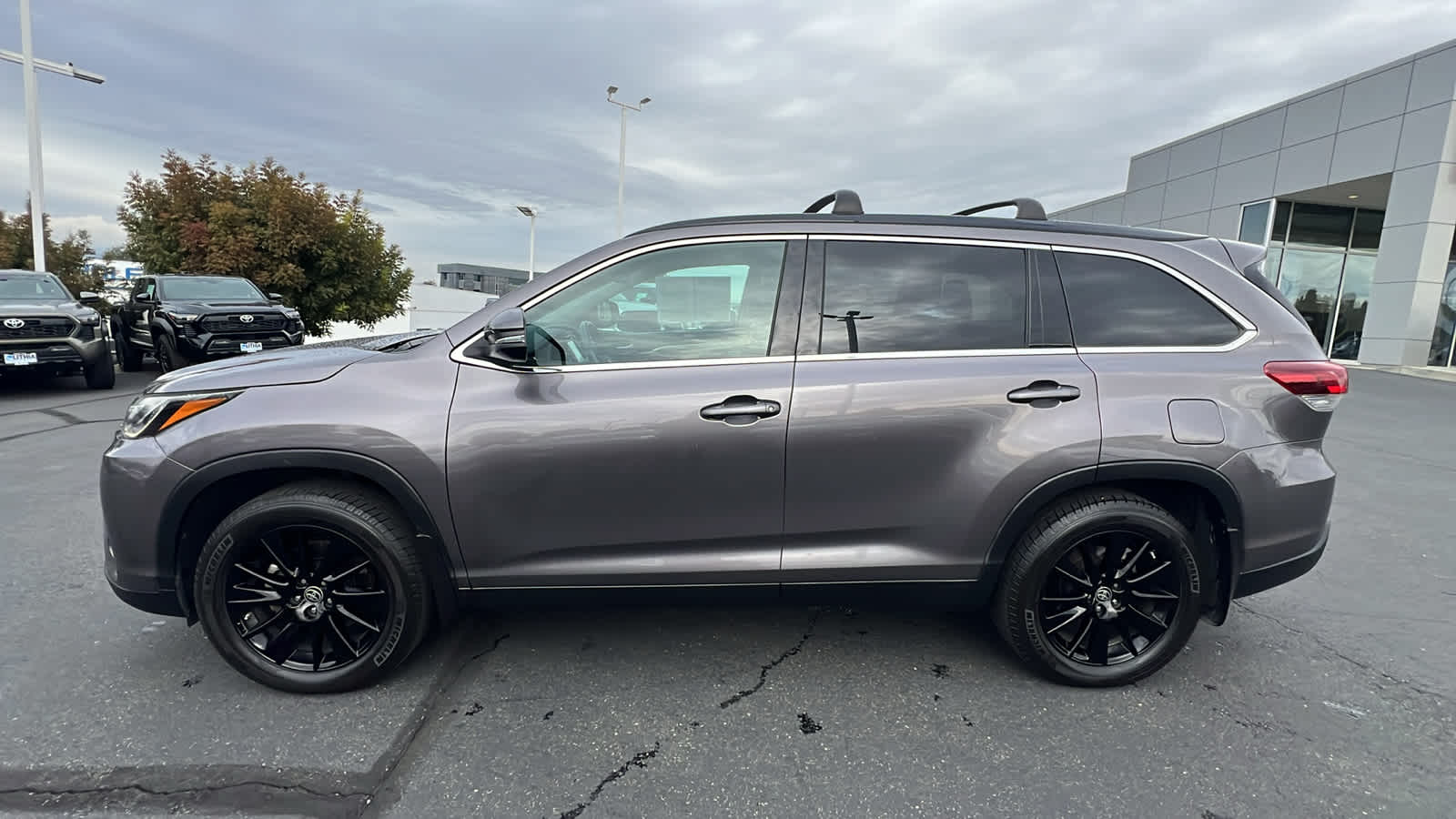 used 2019 Toyota Highlander car, priced at $27,995