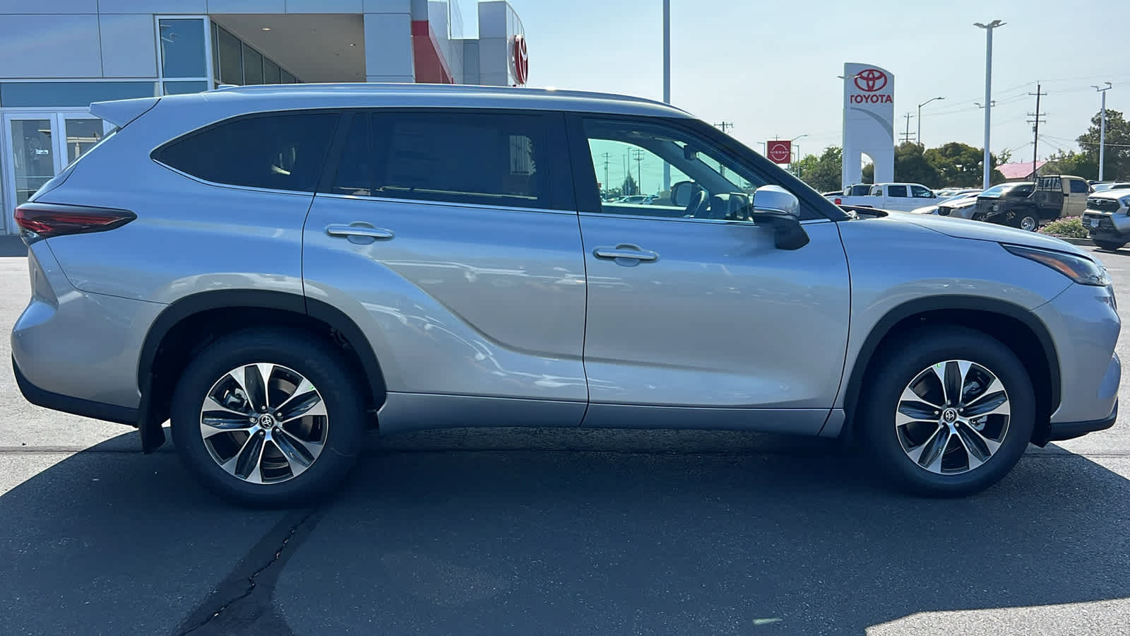 new 2025 Toyota Highlander car, priced at $47,223