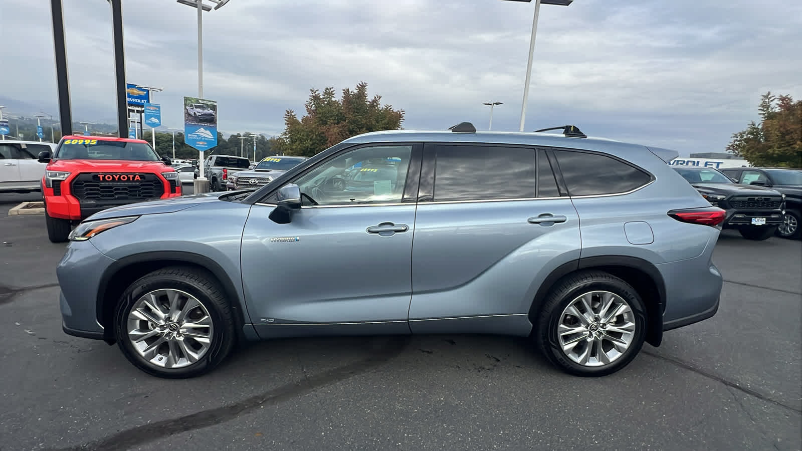 used 2021 Toyota Highlander car, priced at $39,995