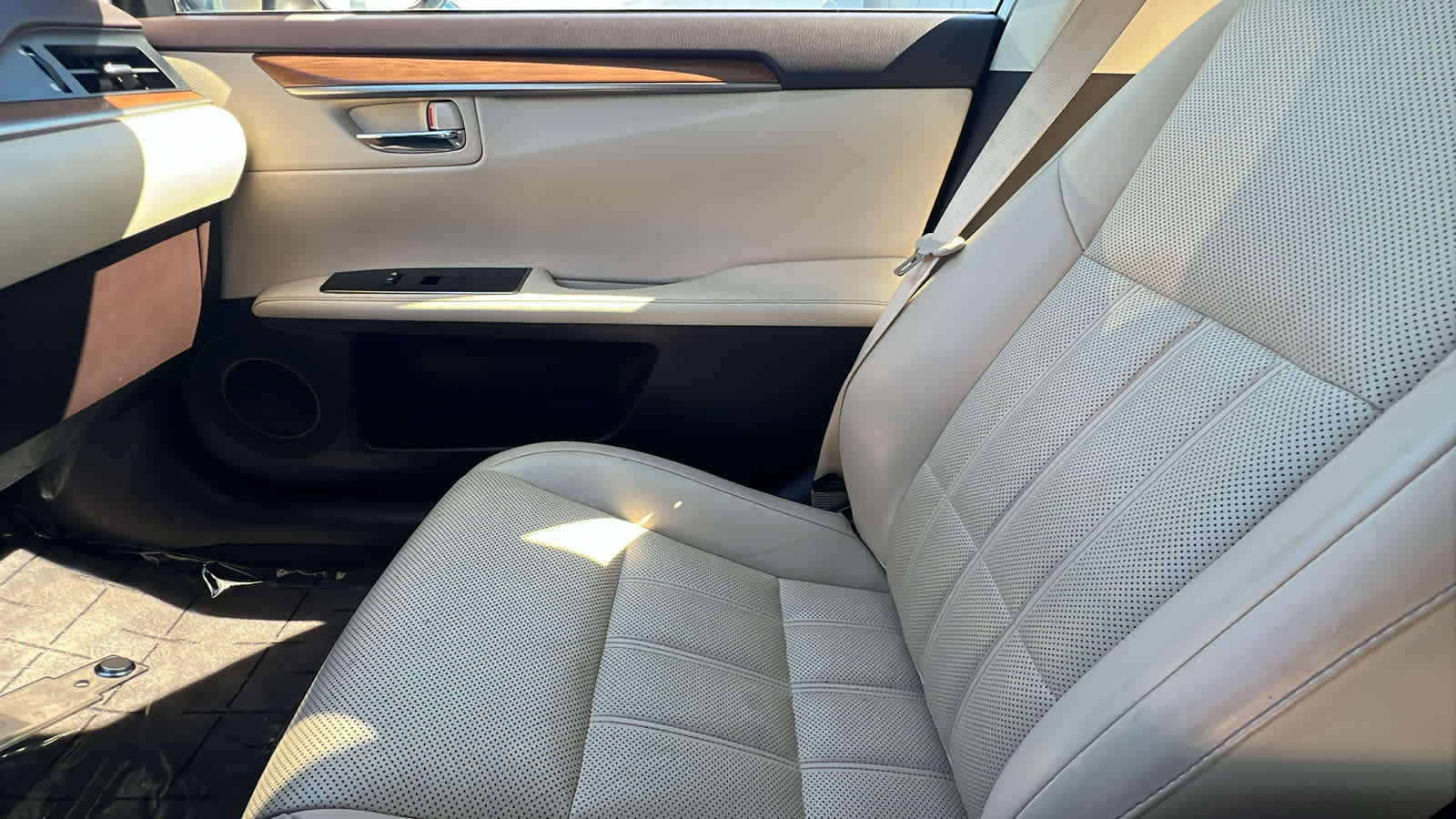 used 2016 Lexus ES 300h car, priced at $21,995