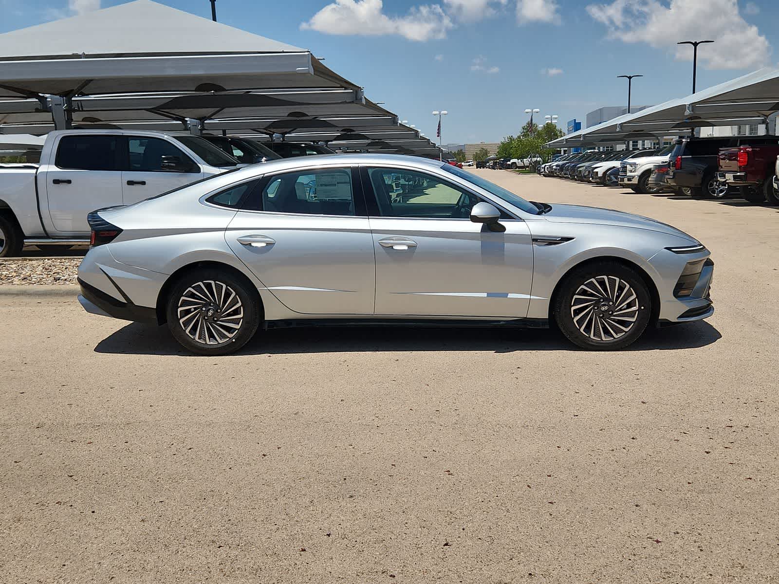 new 2025 Hyundai Sonata Hybrid car, priced at $33,080