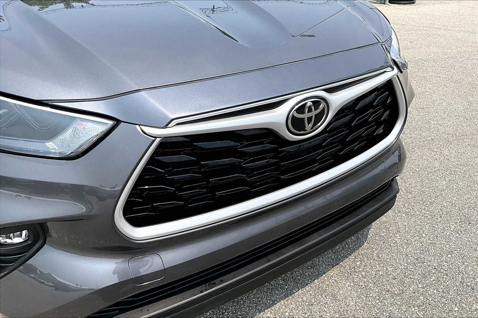 used 2022 Toyota Highlander car, priced at $33,788