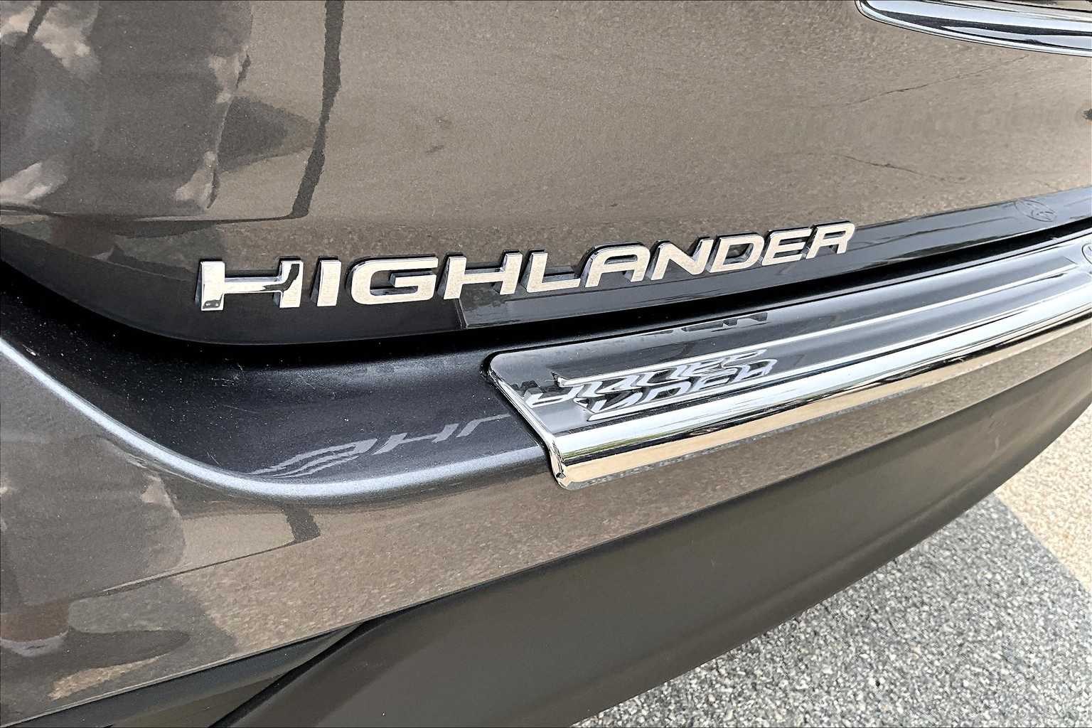 used 2022 Toyota Highlander car, priced at $33,788
