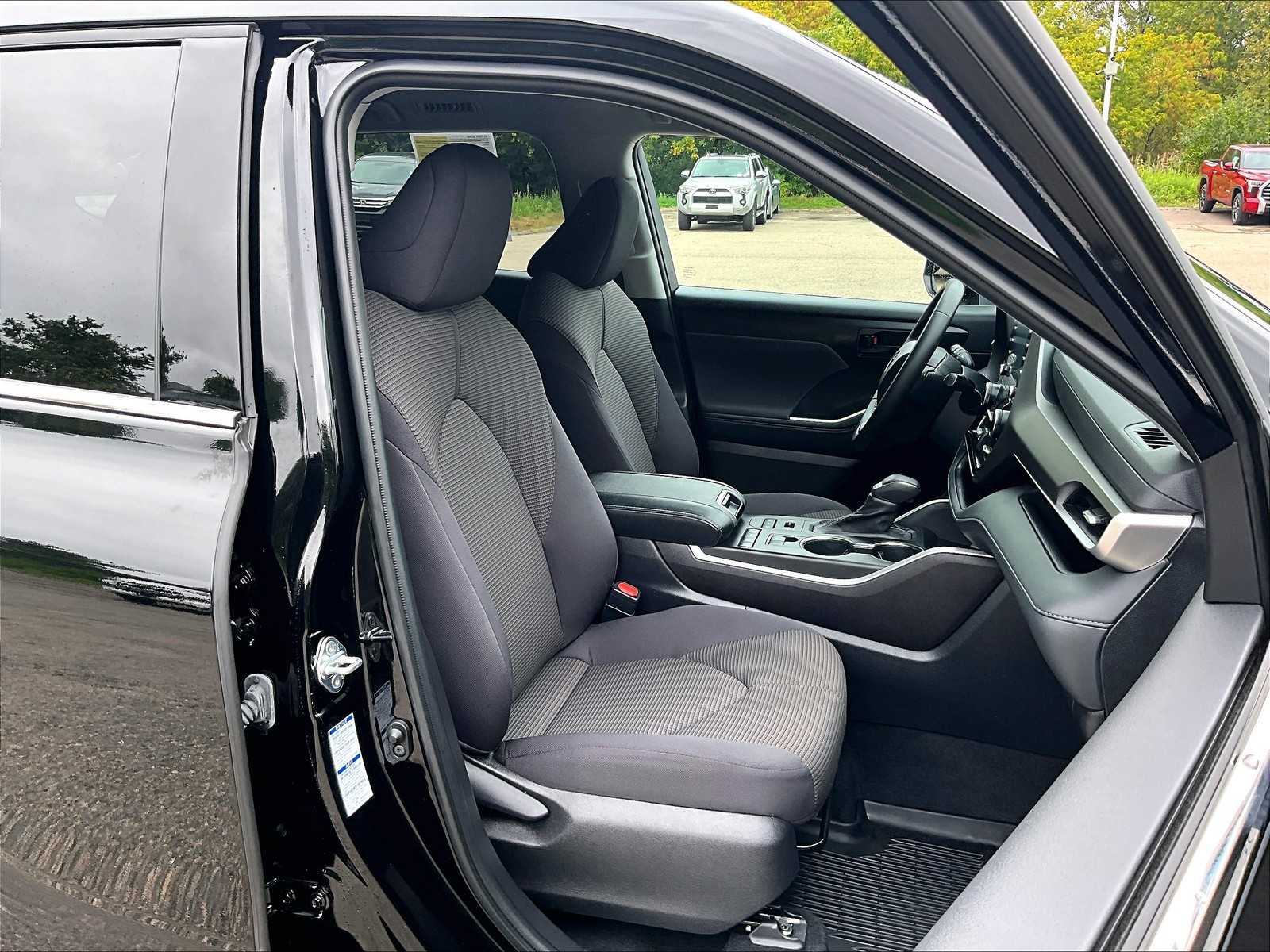 used 2022 Toyota Highlander car, priced at $32,987