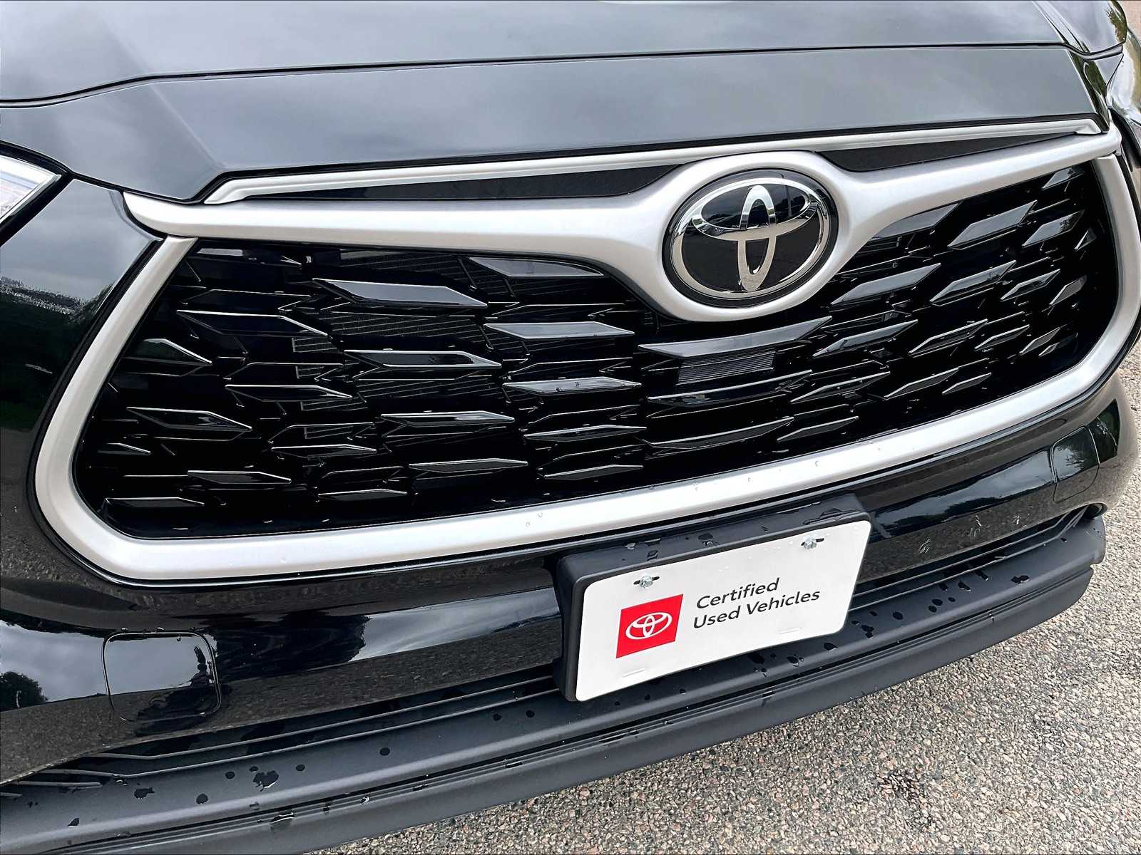 used 2022 Toyota Highlander car, priced at $32,987