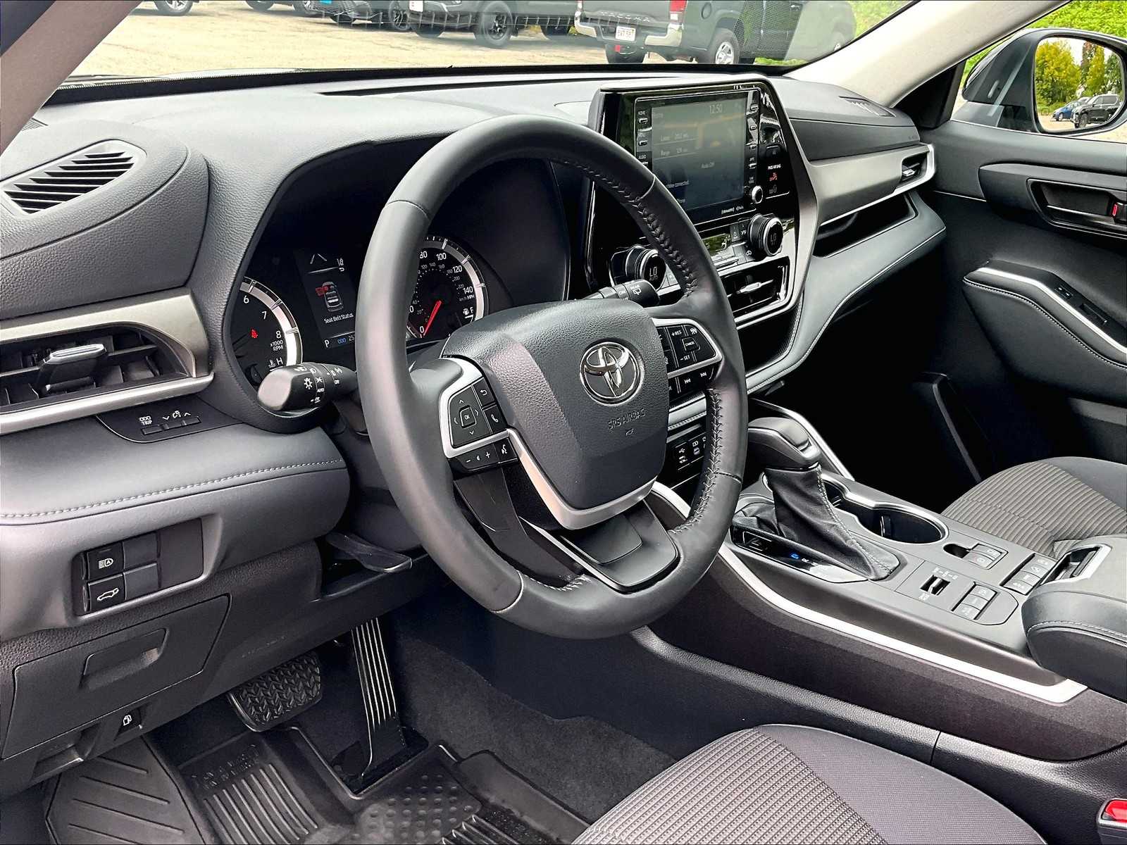 used 2022 Toyota Highlander car, priced at $32,987