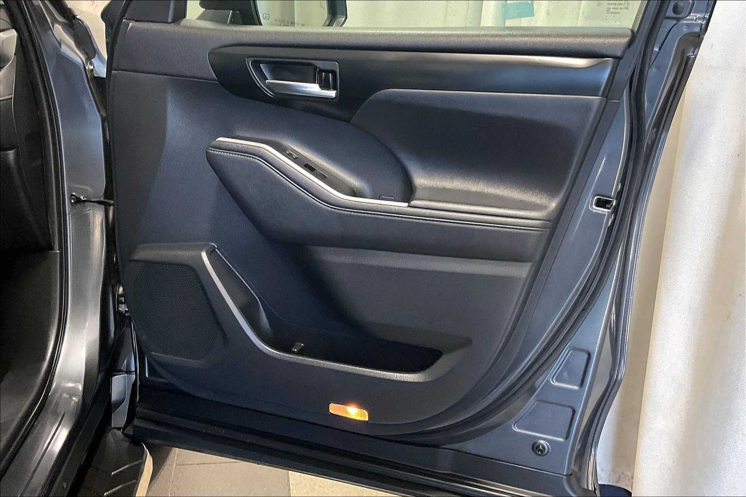 used 2021 Toyota Highlander car, priced at $35,488