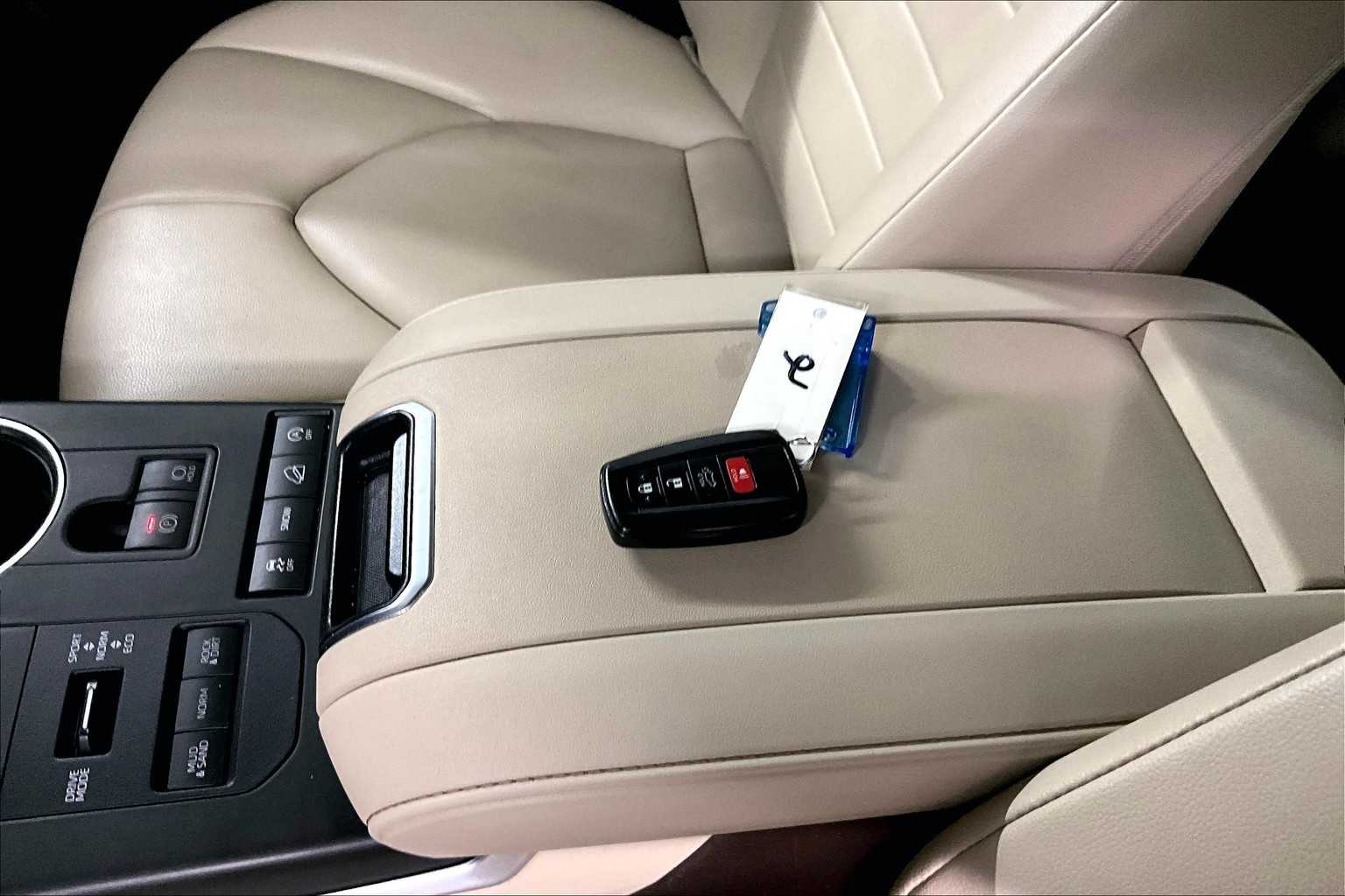 used 2022 Toyota Highlander car, priced at $36,476