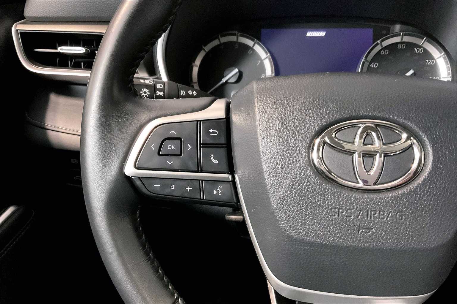 used 2022 Toyota Highlander car, priced at $35,298