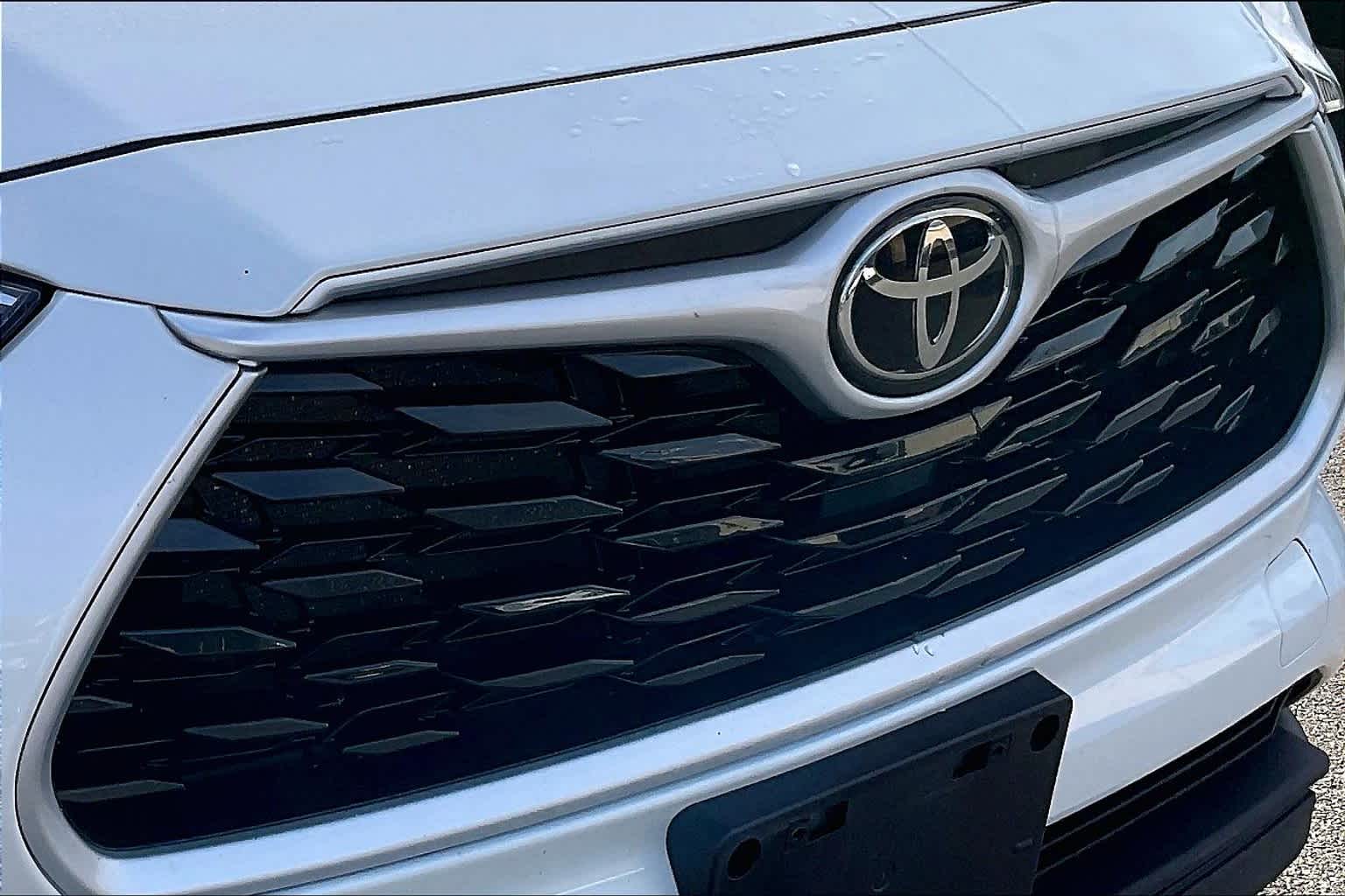 used 2021 Toyota Highlander car, priced at $33,277