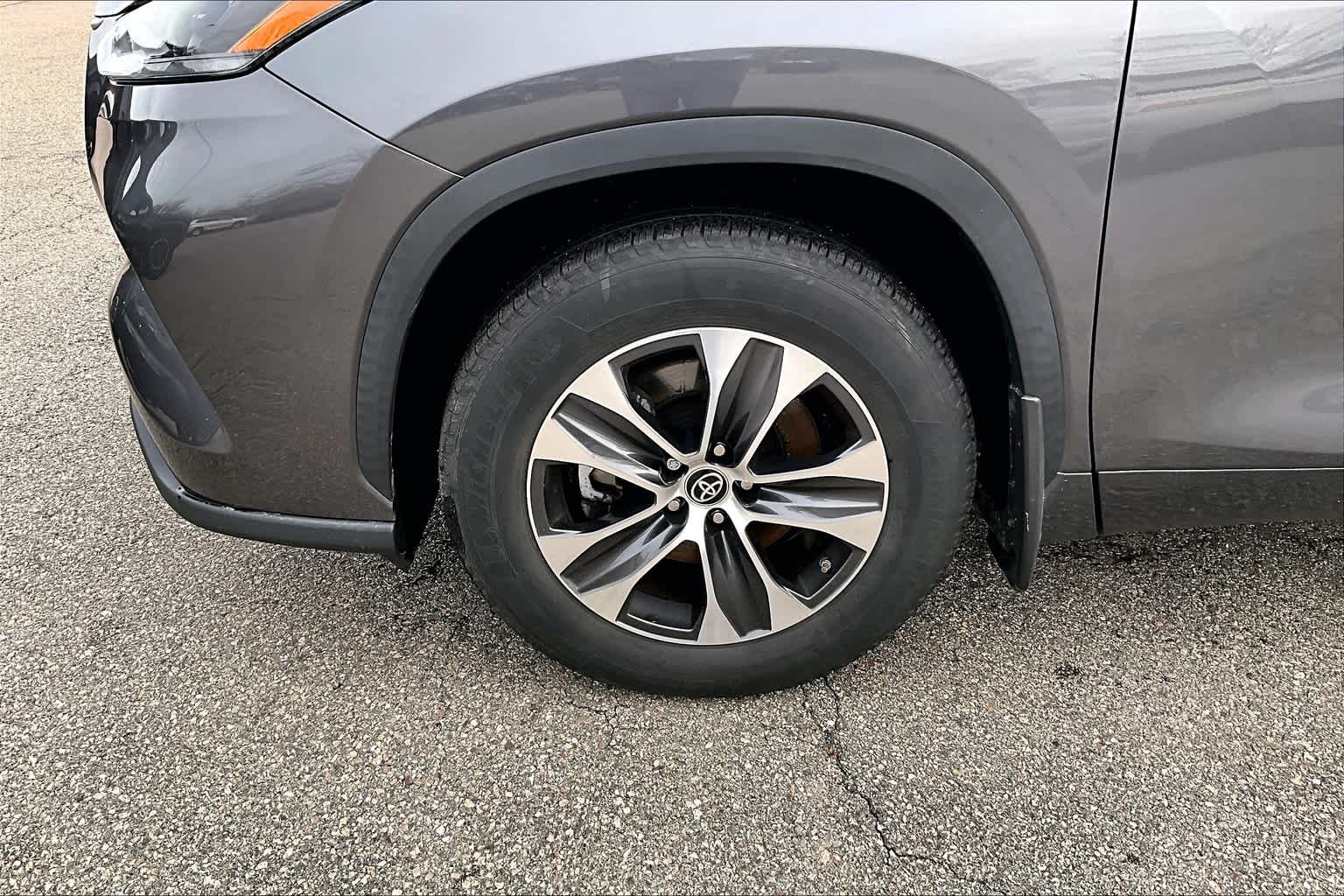 used 2021 Toyota Highlander car, priced at $32,086