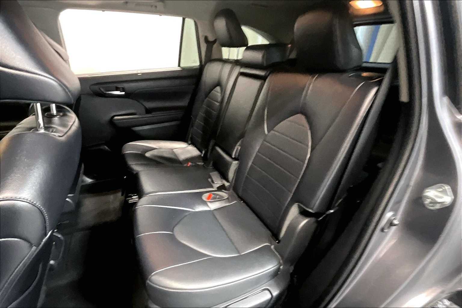 used 2022 Toyota Highlander car, priced at $36,488