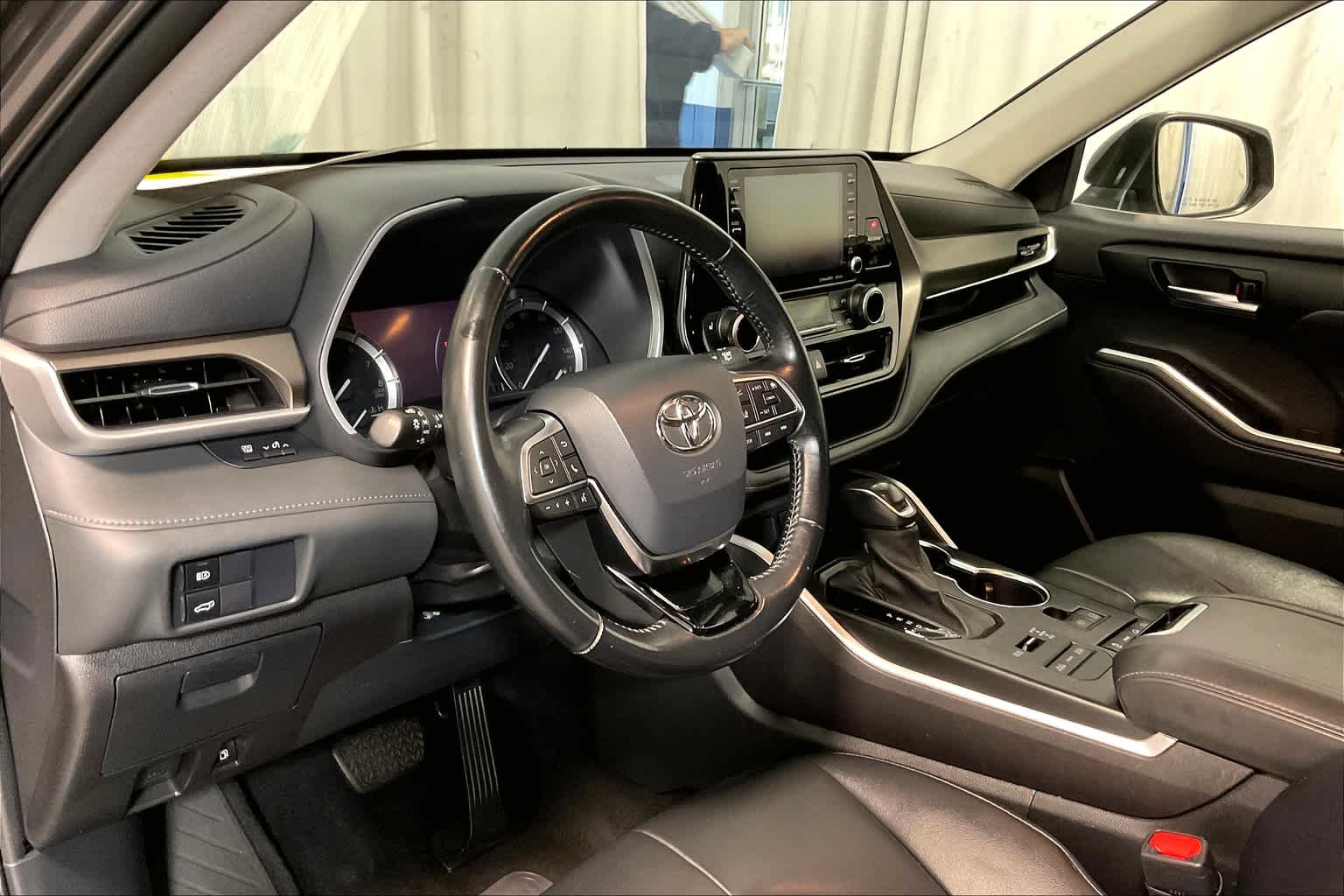 used 2021 Toyota Highlander car, priced at $33,277
