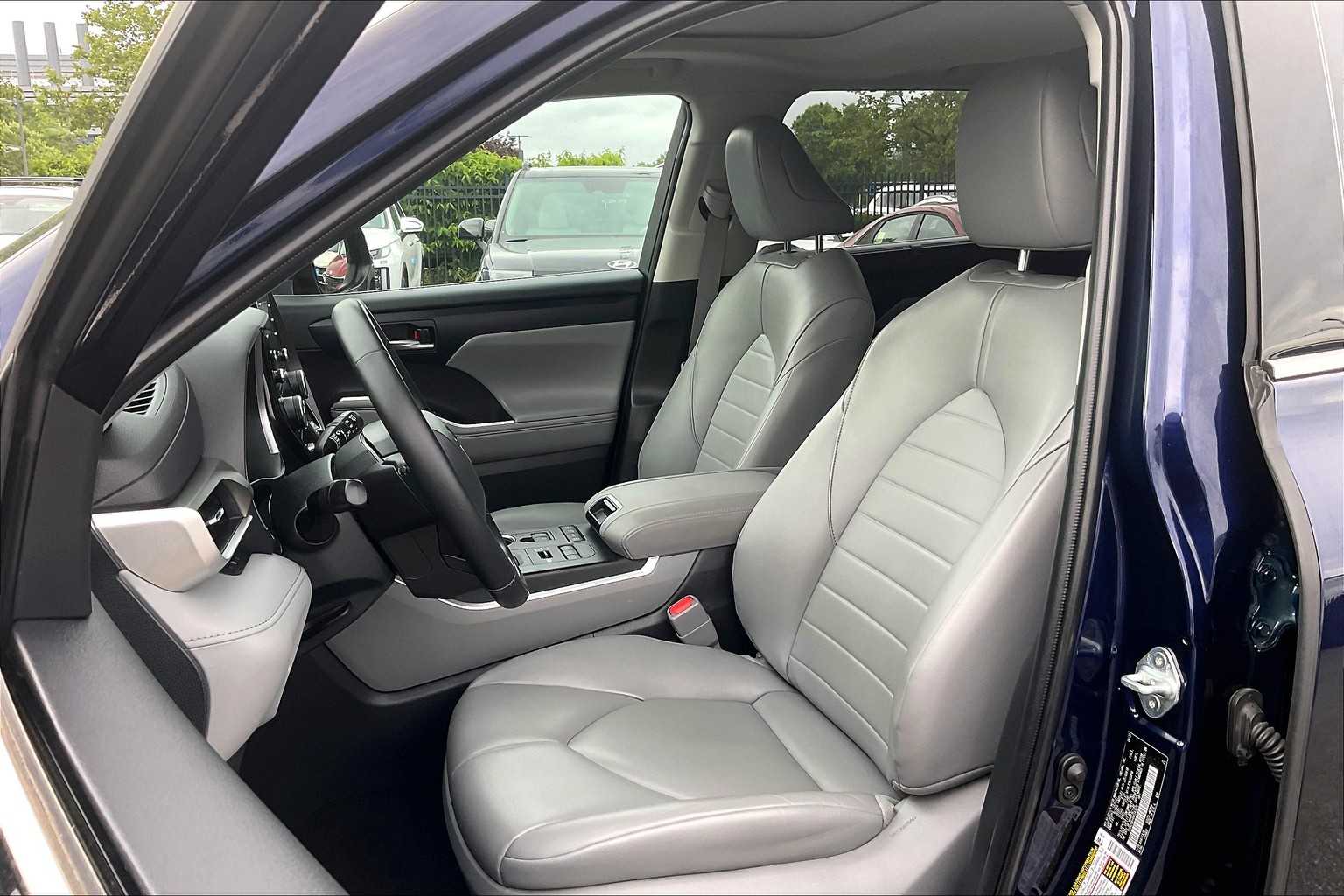 used 2022 Toyota Highlander car, priced at $38,787