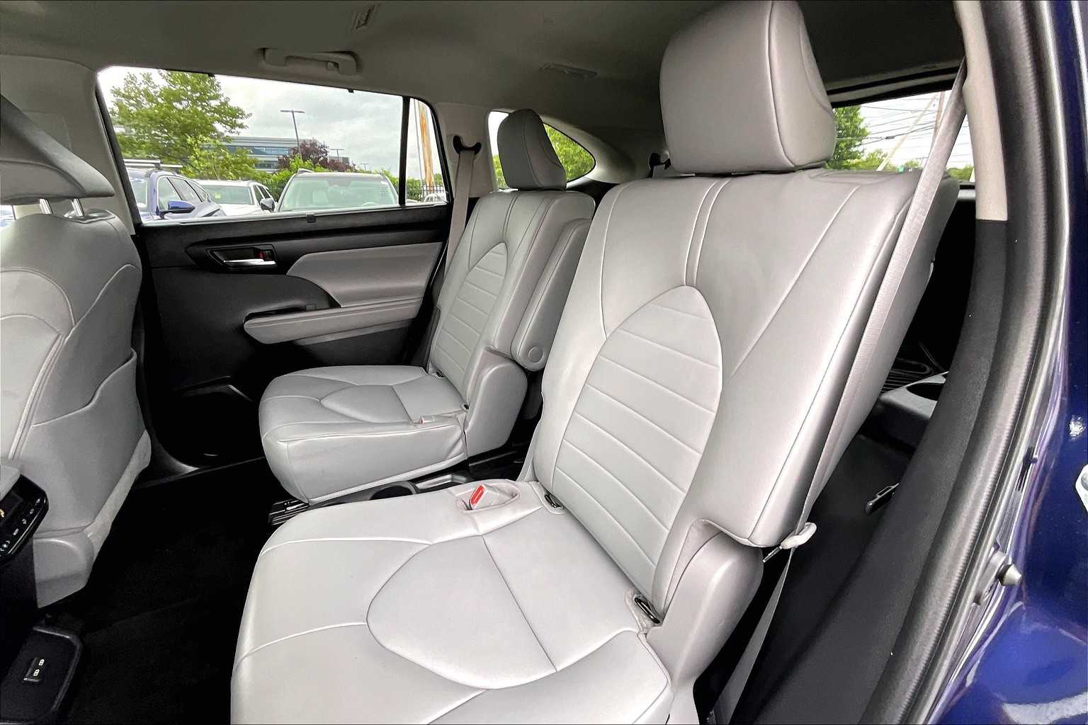 used 2022 Toyota Highlander car, priced at $38,787
