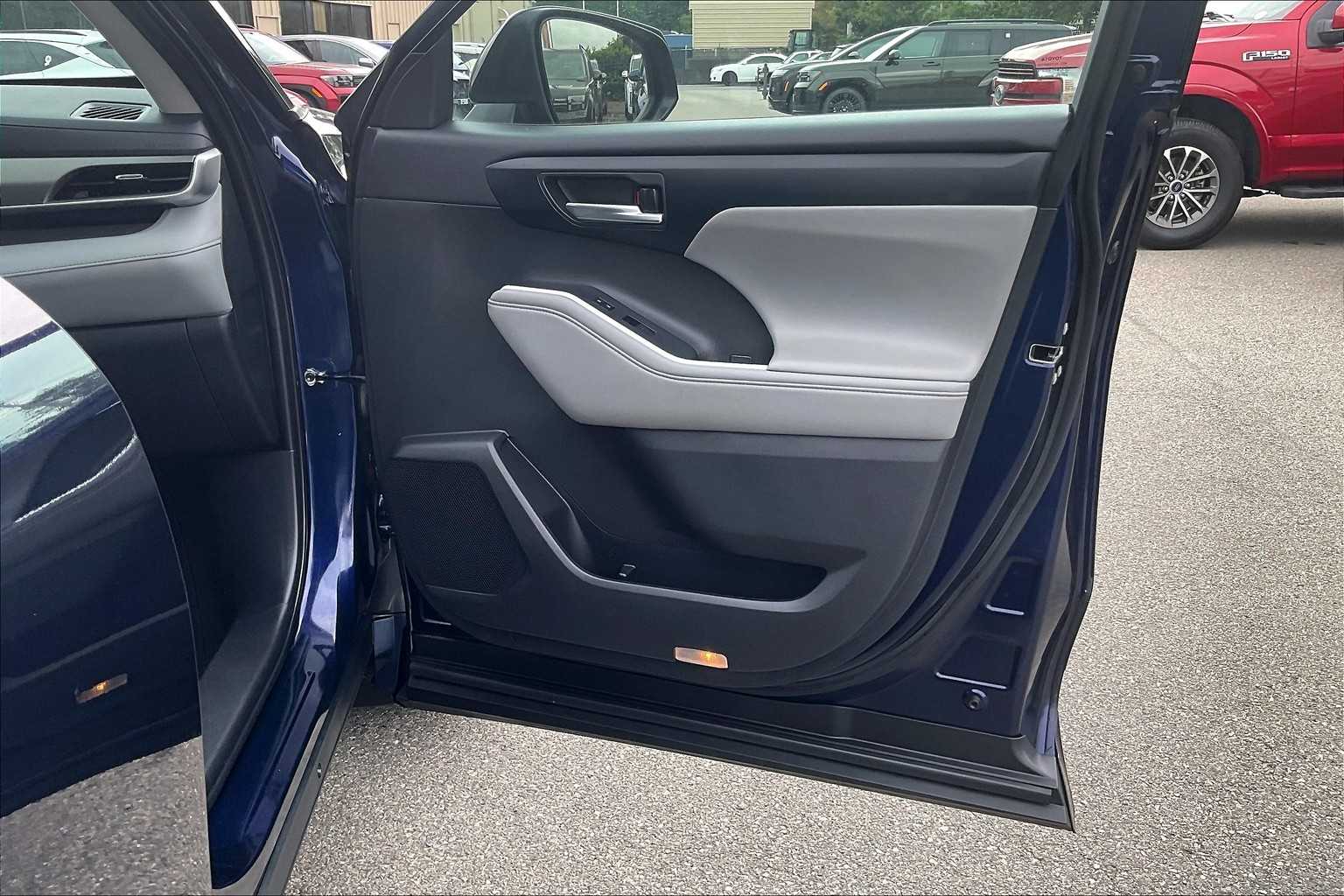 used 2022 Toyota Highlander car, priced at $38,787