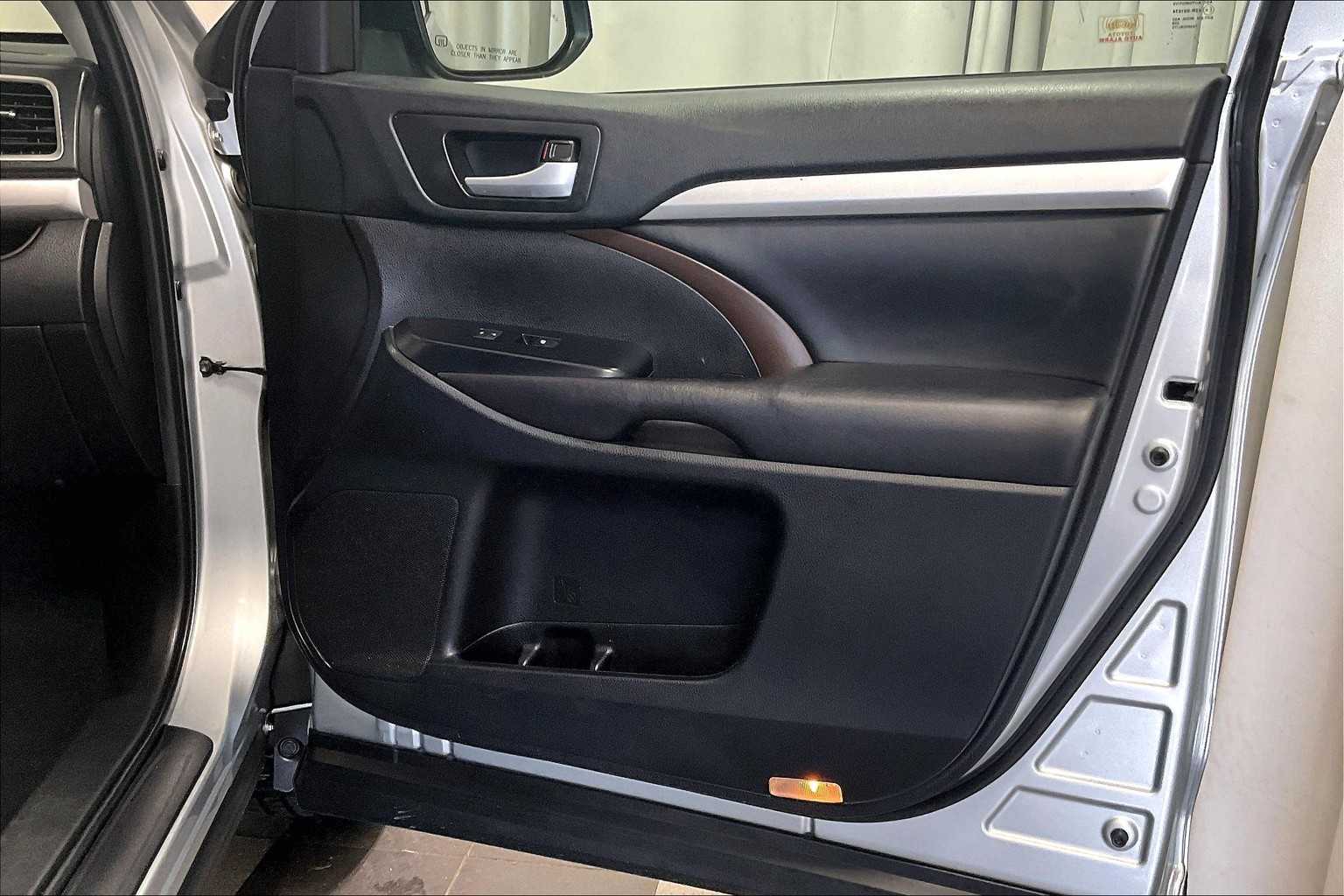 used 2019 Toyota Highlander car, priced at $28,277