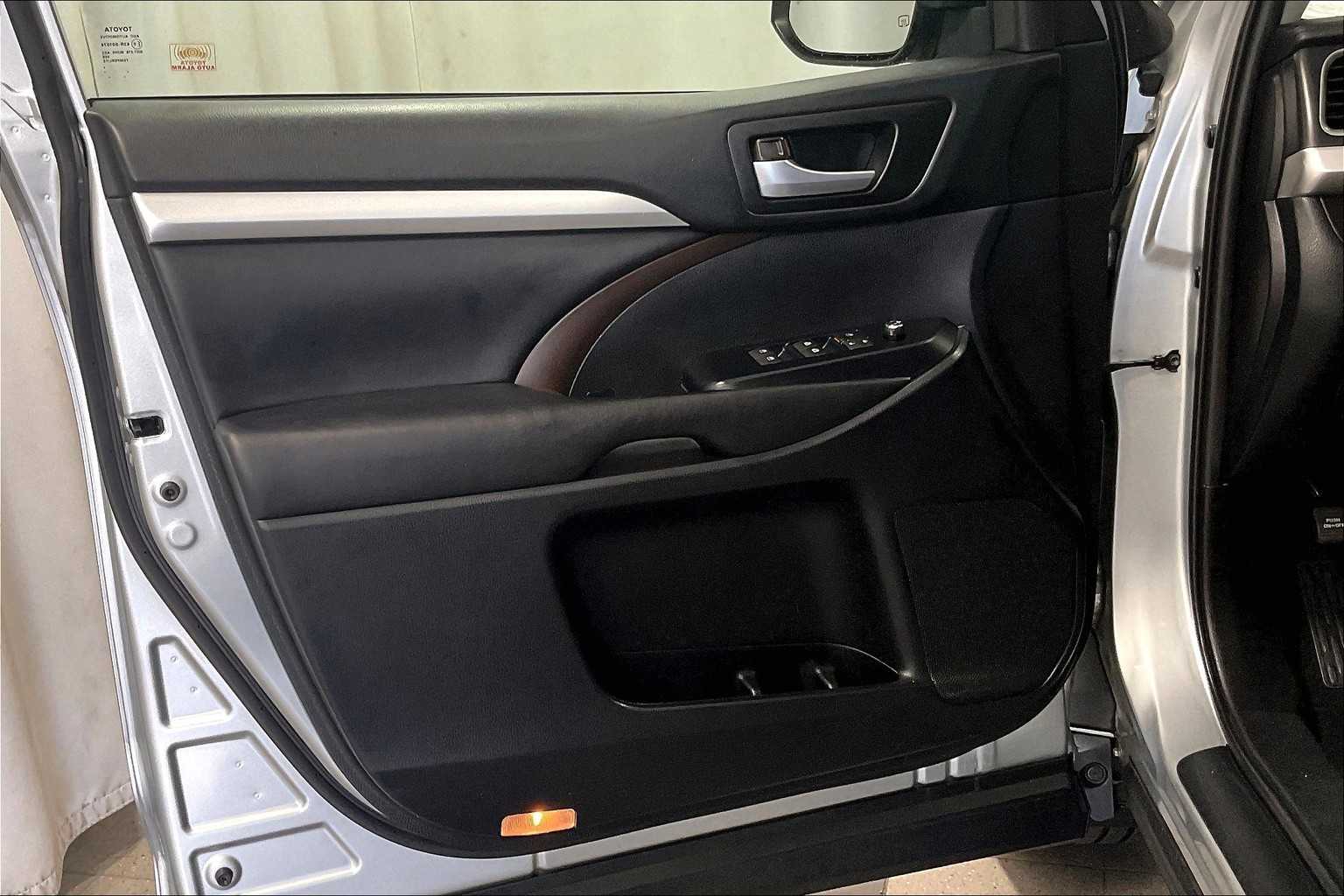 used 2019 Toyota Highlander car, priced at $28,277