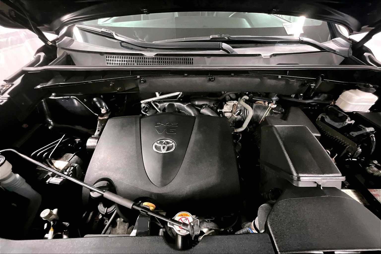 used 2019 Toyota Highlander car, priced at $27,998