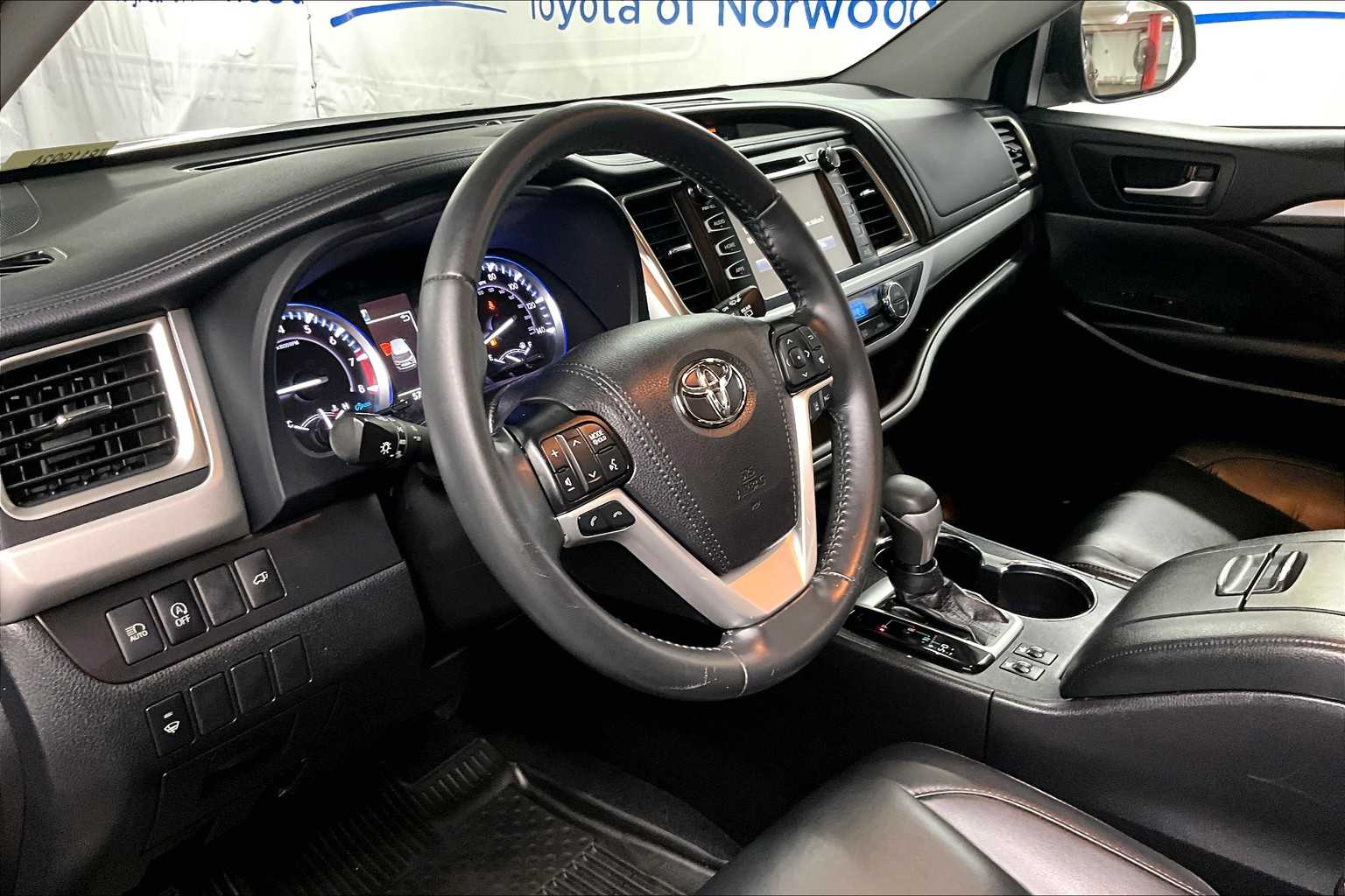 used 2019 Toyota Highlander car, priced at $27,998