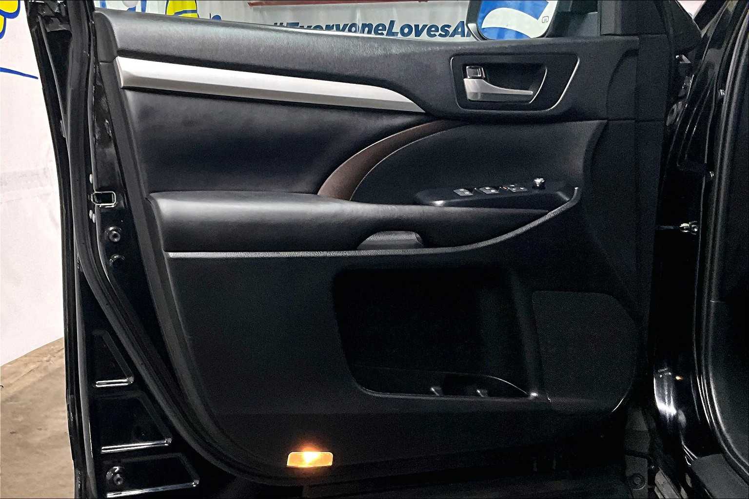 used 2019 Toyota Highlander car, priced at $27,998