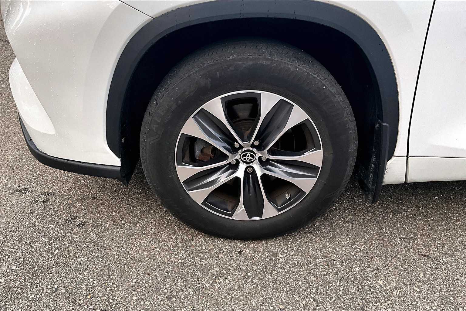 used 2023 Toyota Highlander car, priced at $38,477