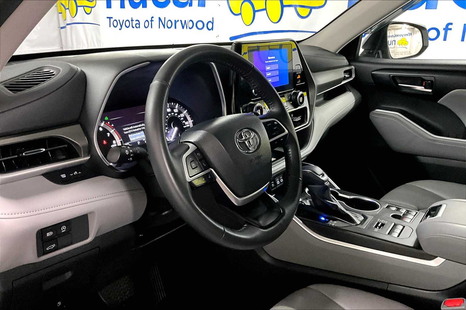 used 2024 Toyota Highlander car, priced at $41,519