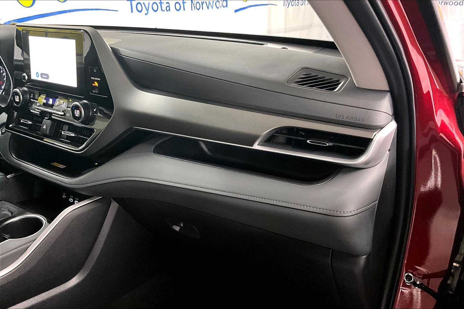 used 2025 Toyota Highlander car, priced at $46,900
