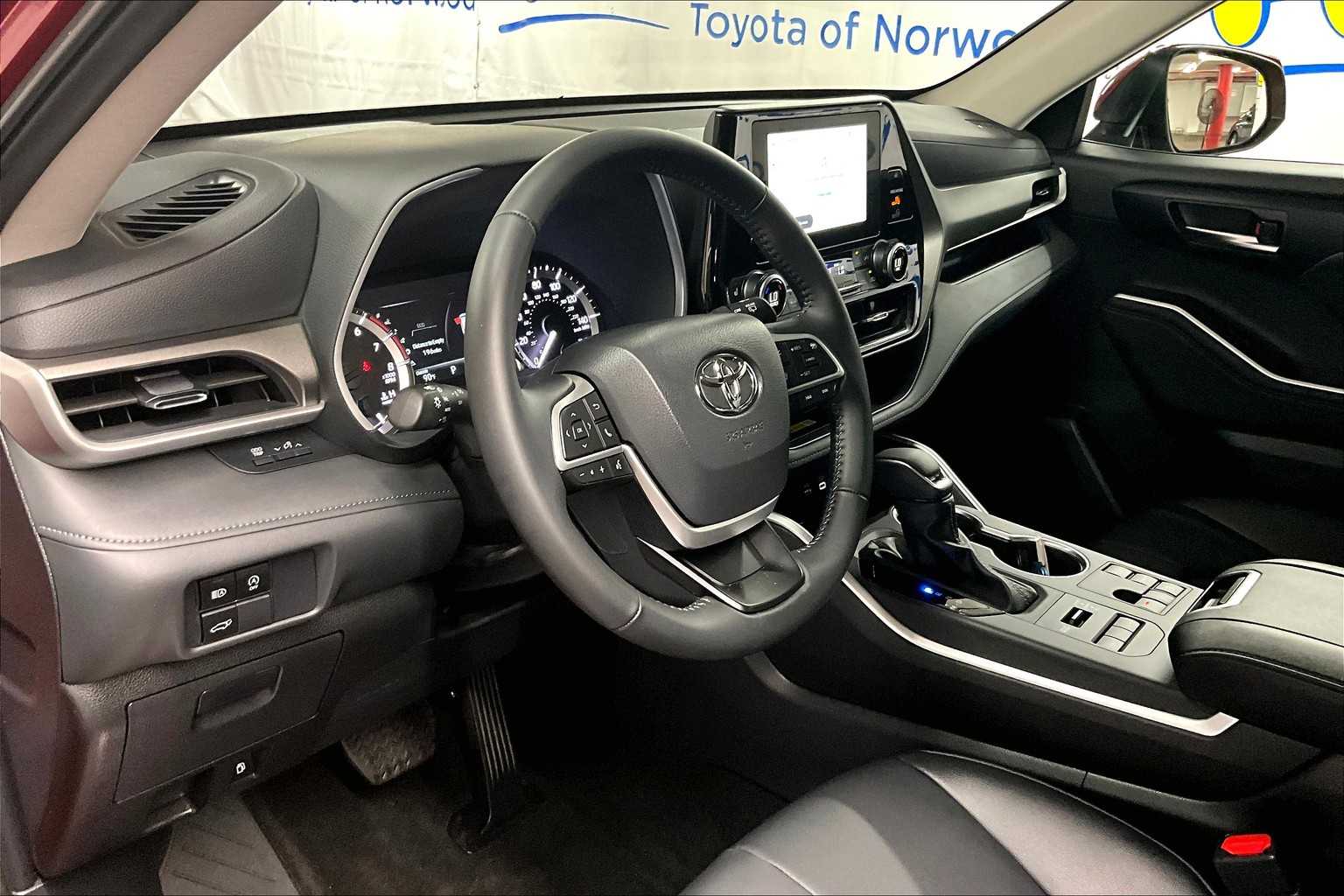 used 2025 Toyota Highlander car, priced at $46,900