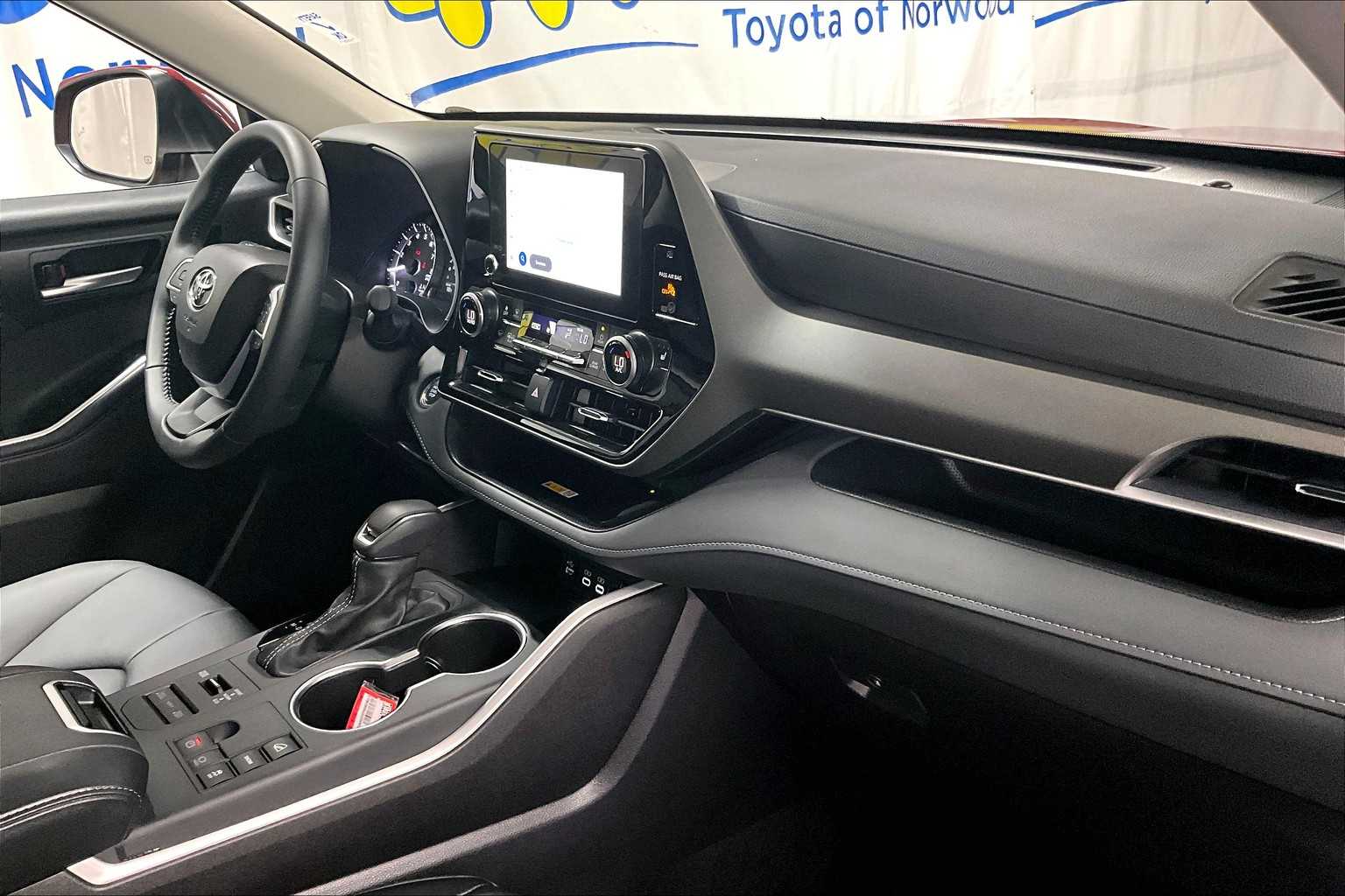 used 2025 Toyota Highlander car, priced at $46,900