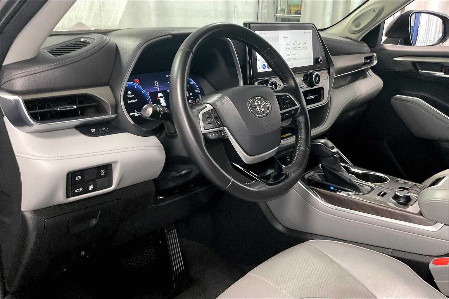 used 2023 Toyota Highlander car, priced at $42,988