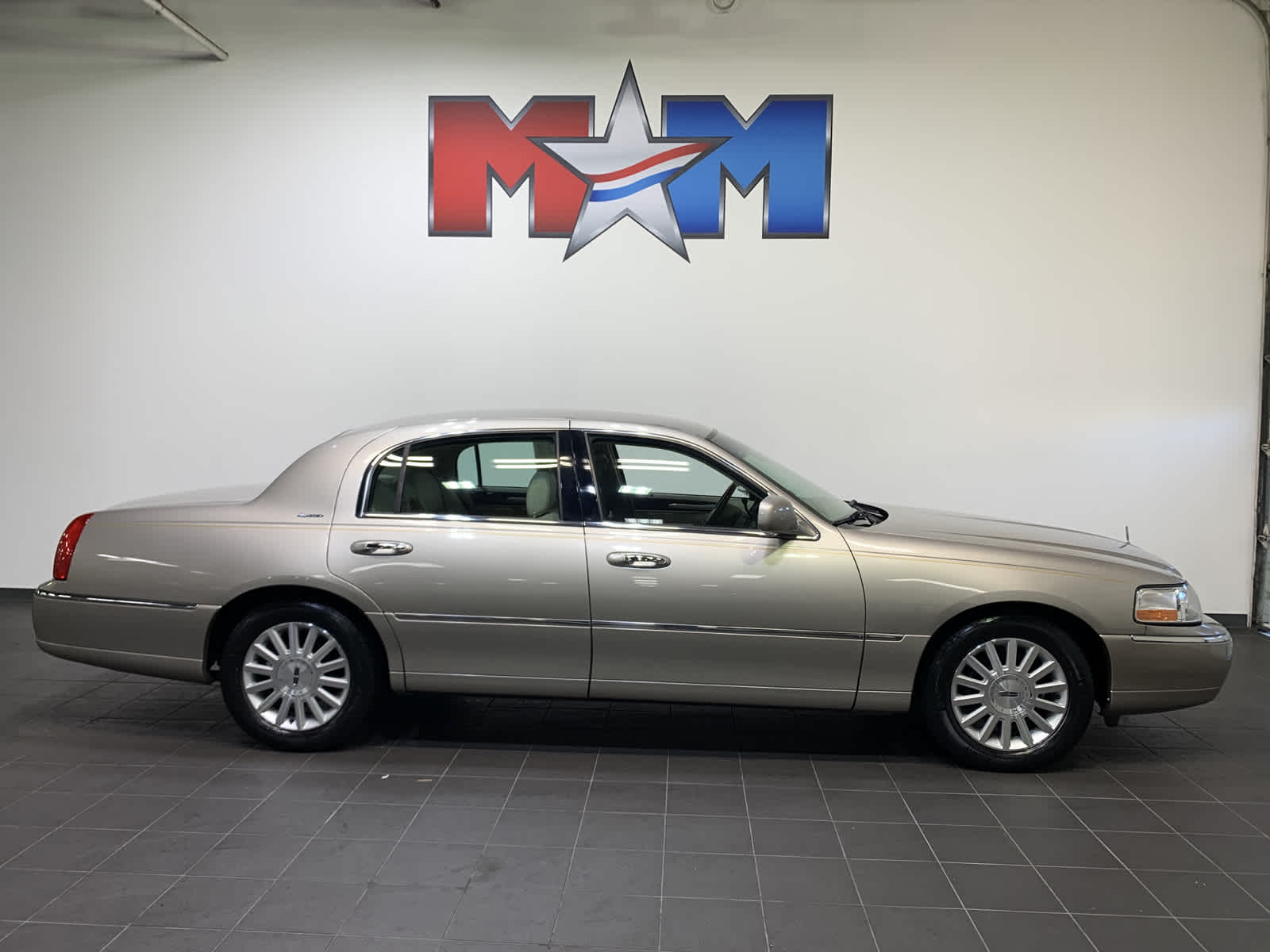 used 2003 Lincoln Town Car car, priced at $11,480