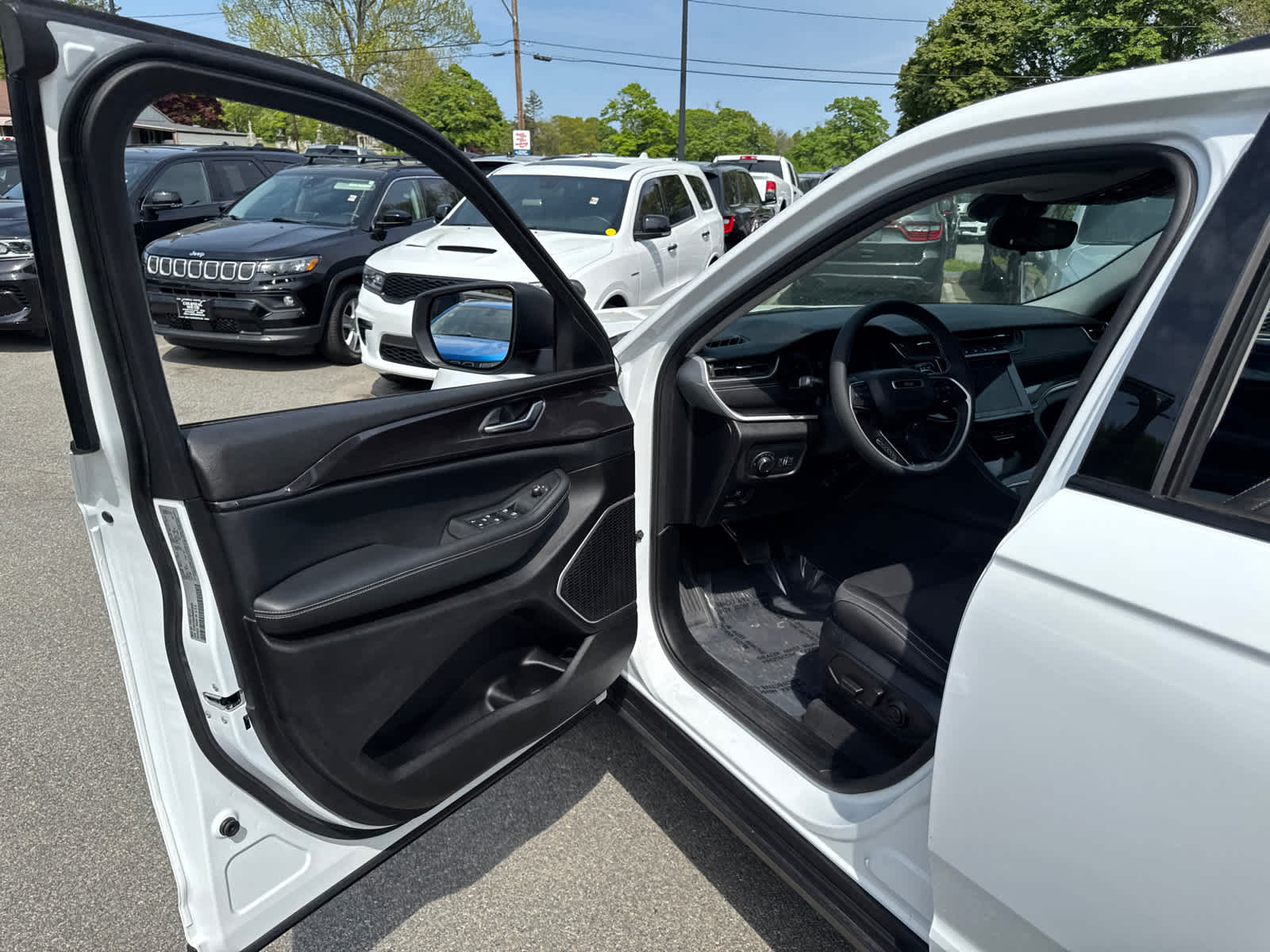 used 2022 Jeep Grand Cherokee car, priced at $31,505